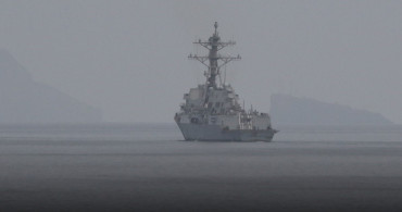 İran Devrim Muhafızları,  ABD'nin deniz ablukası devam ettiğinden dolayı Hürmüz Boğazı'nı tekrar kapattıklarını açıkladı