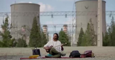 İranlı Müzisyenden Enerji Santrali Önünde Protesto Eylemi