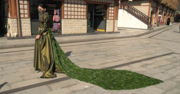 İranlı öğrenci 5 bin çay yaprağı kullanarak elbise tasarladı