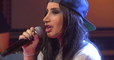 İrem Derici ''Yıldız Tilbe Kafamı Isırdı'' Dedi