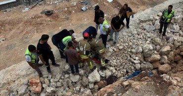 İskenderun'da kayalıklardan düşen işçi kurtarıldı