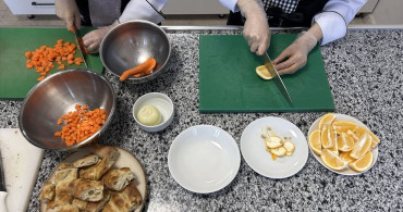 Isparta'da Öğrencilerden Hayırlı Proje: İftarda Yaşlılara Çorba Dağıtımı