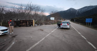 Isparta'da Otomobil ile Kamyonet Çarpıştı: 5 Yaralı