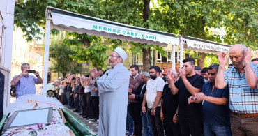 Isparta'da park halindeki otomobilde ölü bulunan genç kız toprağa verildi