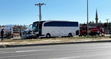 Isparta’da tur otobüsü ile hafif ticari araç çarpıştı, genç sürücü hayatını kaybetti
