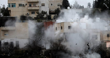 İsrail Ordusu Batı Şeria'da Filistinli Ailesinin Evinin Yıktı