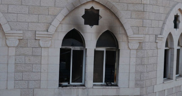 İsrailliler Batı Şeria'da Camiyi Kundakladı