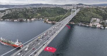 İstanbul Boğazı'ndaki Köprüler Türk Bayraklarıyla Donatıldı