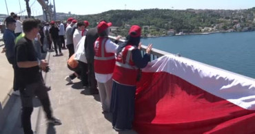 İstanbul Boğazı'ndaki köprülere Türk bayrakları asıldı