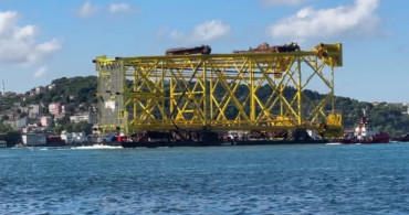 İstanbul Boğazı'ndan 350 metrelik sondaj platform iskelesi geçiş yaptı