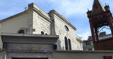 İstanbul Kadıköy'de Bulunan Kilise Duvarı Üzerinde Tepki Çeken Görüntüler!