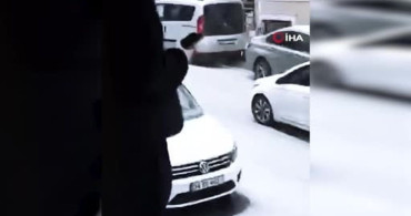 İstanbul Sultangazi'de Dolu ve Sağanak Yağış Sürücülere Zor Anlar Yaşattı