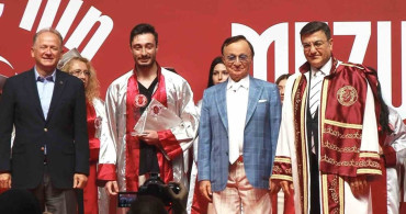 İstanbul Yeni Yüzyıl Üniversitesi'nde 3 bin 40 mezunun sevinci