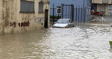 İstanbul'da Büyükçekmece Sokaklarını Su Bastı: Vatandaş İSKİ'ye Tepki Gösterdi