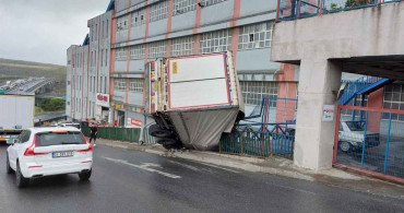 İstanbul'da feci kaza: İkitelli'de kontrolden çıkan tır bir işyerinin bahçesine uçtu!