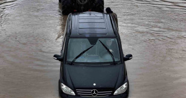 İstanbul'da Göle Dönen Yolda Sürücü Mahsur Kaldı