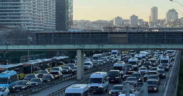 İstanbul'da İftar Öncesi Trafik Yoğunluğu Zirveye Ulaşıyor