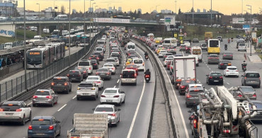 İstanbul'da İftar Öncesi Trafik Yoğunluğu Zirveye Ulaştı