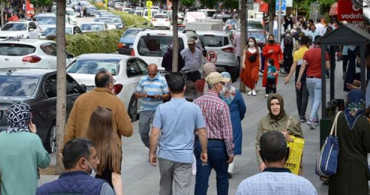 İstanbul'da Maskesiz Sokağa Çıkmanın Cezası 900 Lira
