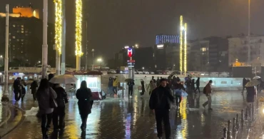 İstanbul’da sağanak etkili oluyor: Caddeler göle döndü, evleri su bastı!