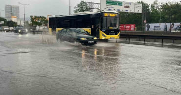 İstanbul'da Sağanak Yağış Hayatı Olumsuz Etkiledi
