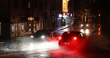 İstanbul'da Sağanak Yağış Hayatı Olumsuz Etkiledi