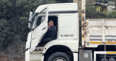 İstanbul'da Sağanak Yağış Kamyon Sürücüsünü Mahsur Bıraktı