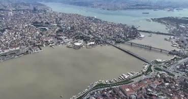 İstanbul'da Sağanak Yağış Sonrası Haliç'in Rengi Değişti