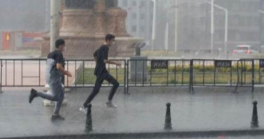 İstanbul'da Şiddetli Yağmur ve Dolu Etkisini Gösterdi! 