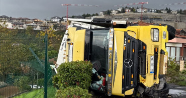 İstanbul'da Tır Kazası: Sürücü Yaralandı