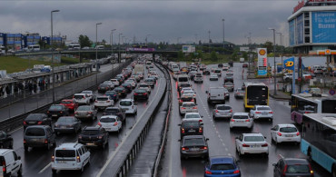 İstanbul’da trafik yeni hafta yoğun başladı: Kilit noktalarda uzun araç kuyrukları oluştu