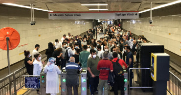 İstanbul'da Tramvay Hattında Arıza! Yolcular Raylarda Yürüdüler