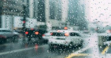 İstanbul'da yağış ve trafik yoğunluğu: Anadolu ve Avrupa yakasında ilerleme durdu!
