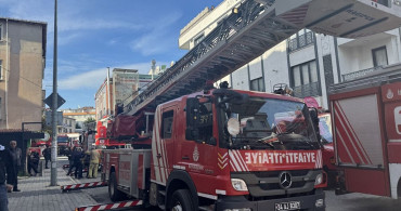 İstanbul'da Yangın: Anne, Çocuk ve İtfaiyeciler Hastaneye Kaldırıldı