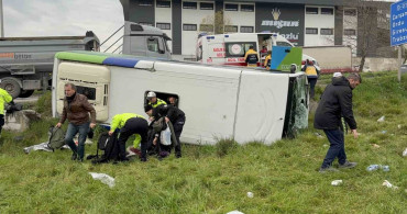 İstanbul’dan Dönüşte Midibüs Devrildi: 15 Yaralı