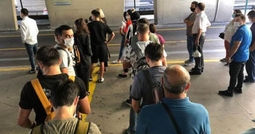 İstanbullu Vatandaşlar Metrobüs Seferlerinin Azlığından Yakındı