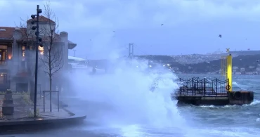 İstanbul’u Fırtına Vurdu: Çatılar Uçtu, Ağaçlar Devrildi, Seferler Durduruldu