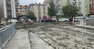 İstanbul’u sağanak yağış vurdu: Dere taştı istinat duvarı yıkıldı