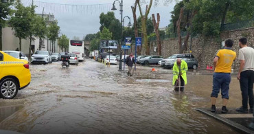 İstanbul'un bazı bölgelerinde etkili olan gök gürültülü sağanak hayatı olumsuz etkiledi
