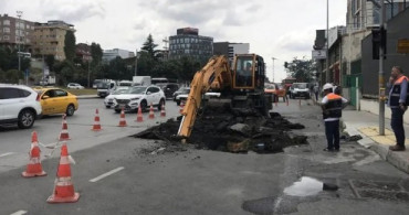 İstanbul'un Kağıthane İlçesinde Yolda Çökme Meydana Geldi