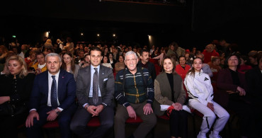 İYİ Parti Genel Başkanı Dervişoğlu, "Aynı Çatı Altında" Tiyatro Oyununu İzledi