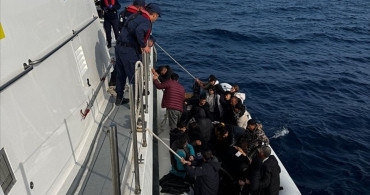 İzmir Açıklarında Düzensiz Göçmenler Kurtarıldı