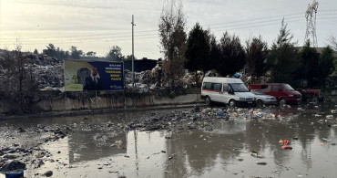 İzmir Buca'da Çöpler Yağmurla Yola Taşındı