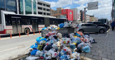 İzmir Çiğli'de belediye işçileri greve gitti: İlçede Çöp dağları oluştu!