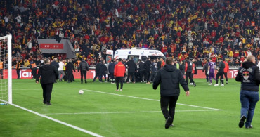 İzmir derbisi savaşa dönüştü: Taraftarlar kaleciye korner direğiyle saldırdı