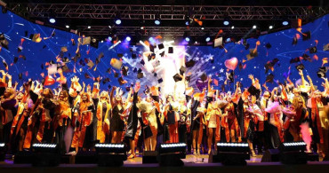 İzmir Ekonomi Üniversitesi 2025-2026 mezuniyet törenlerini kutladı