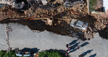 İzmir Menemen'de İstitinat Duvarı Çöktü: 2 Bina ve 6 Araç Hasar Gördü