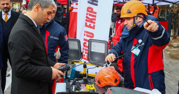 İzmir ve Uşak'ta Depremde Hayatını Kaybedenler Anıldı