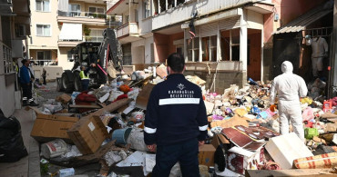 İzmir'de 2 Katlı Evden 12 Kamyon Çöp Çıkarıldı