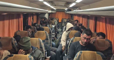 İzmir'de 36 düzensiz göçmen ve 1 göçmen kaçakçısı yakalandı
